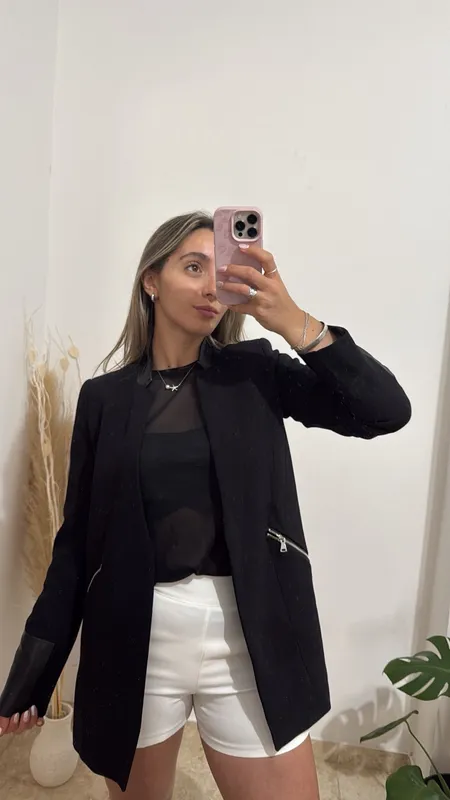 Blazer negro con detalle en ecocuero talle s