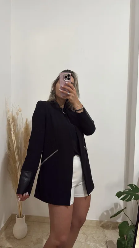 Blazer negro con detalle en ecocuero talle s