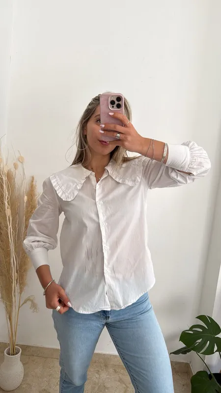 Camisa blanca cuello bebe y mangas abullonadas