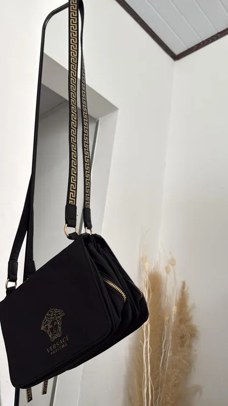 Cartera negra versace