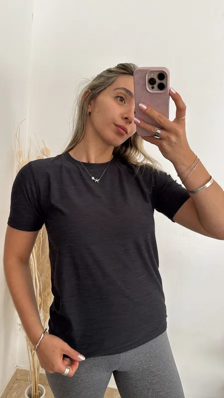 Remera deportiva negra