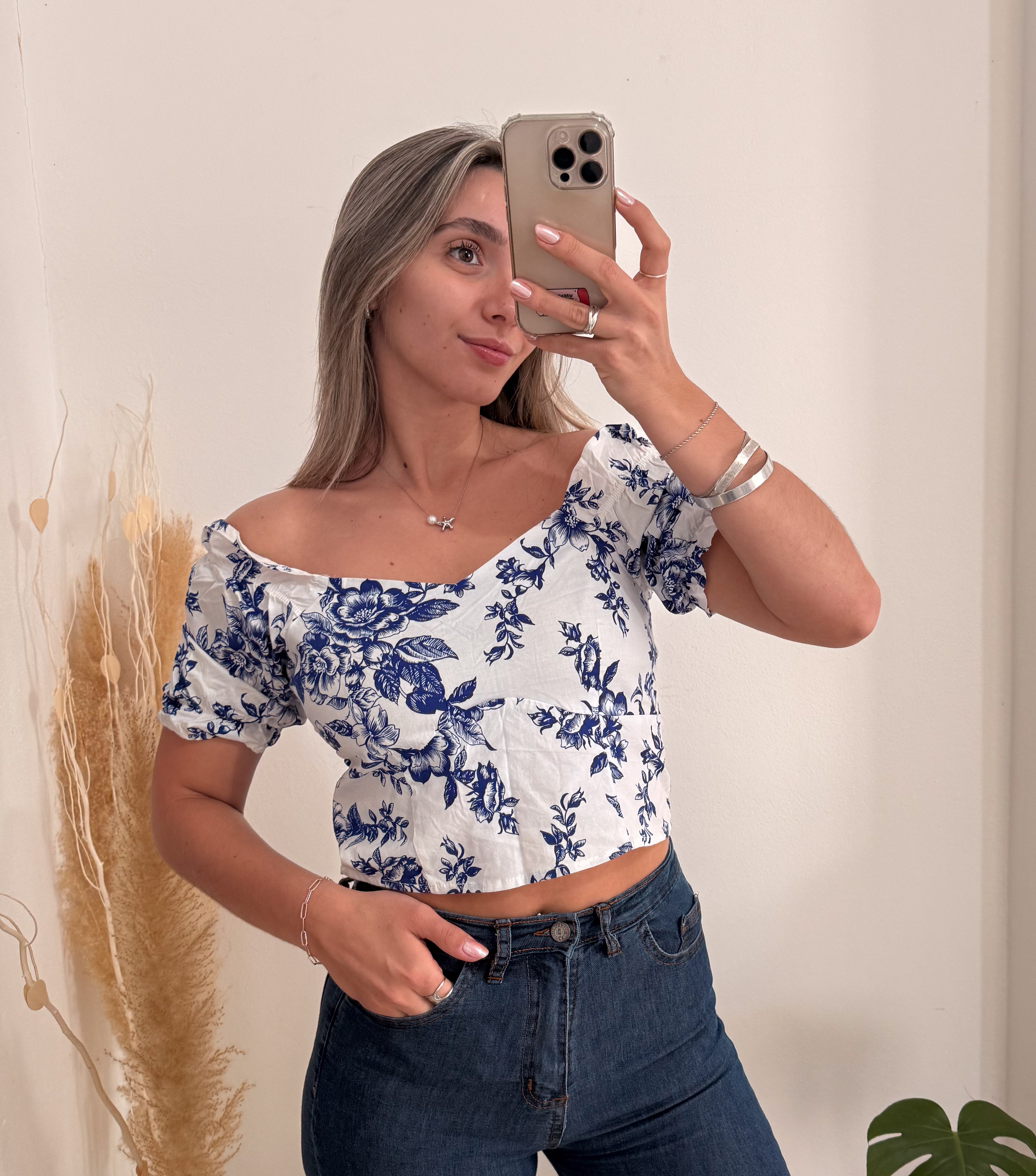 Top blanco con flores azules talle s