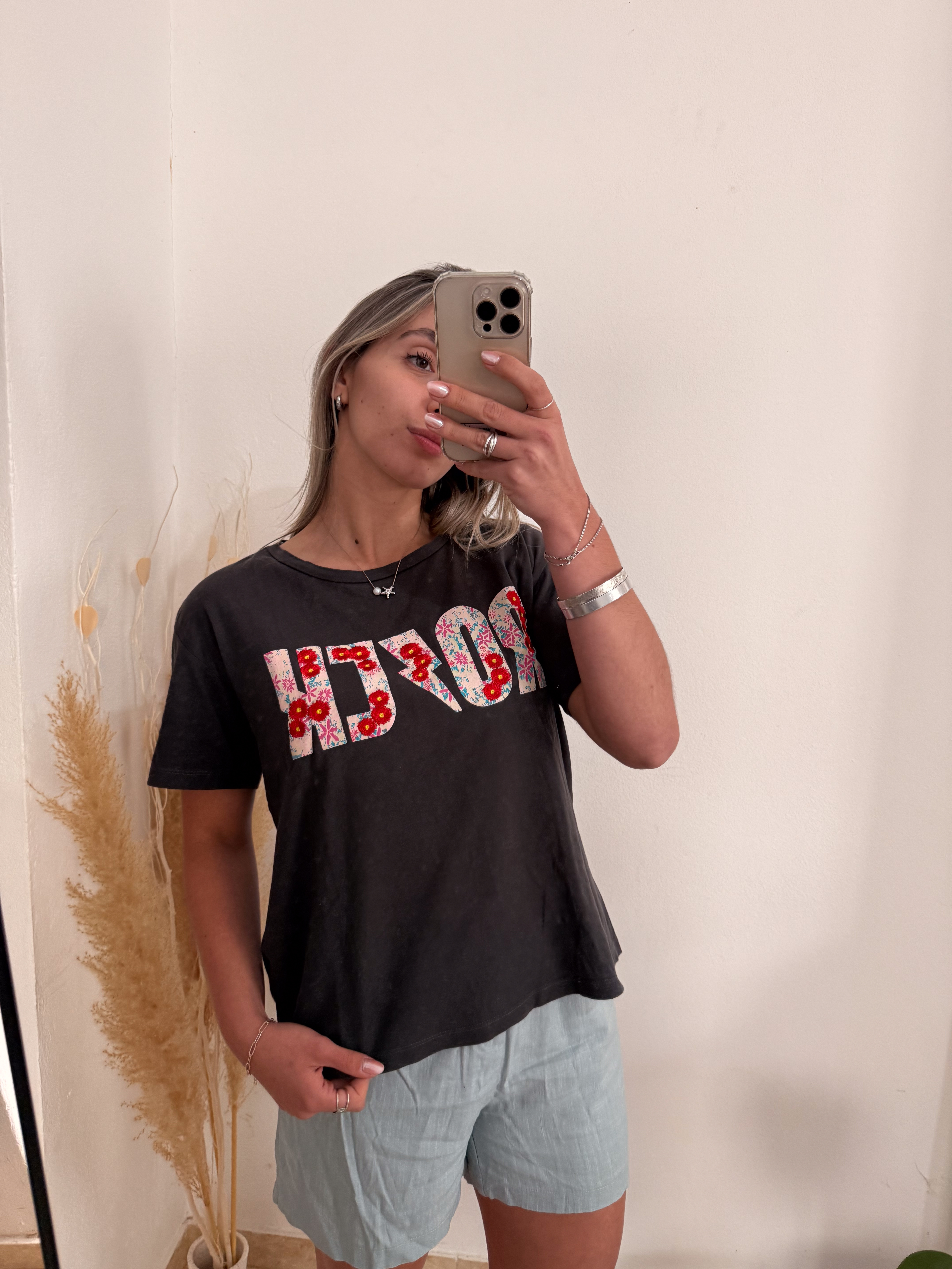 Remera gris oscuro estampa bordada ROCK 