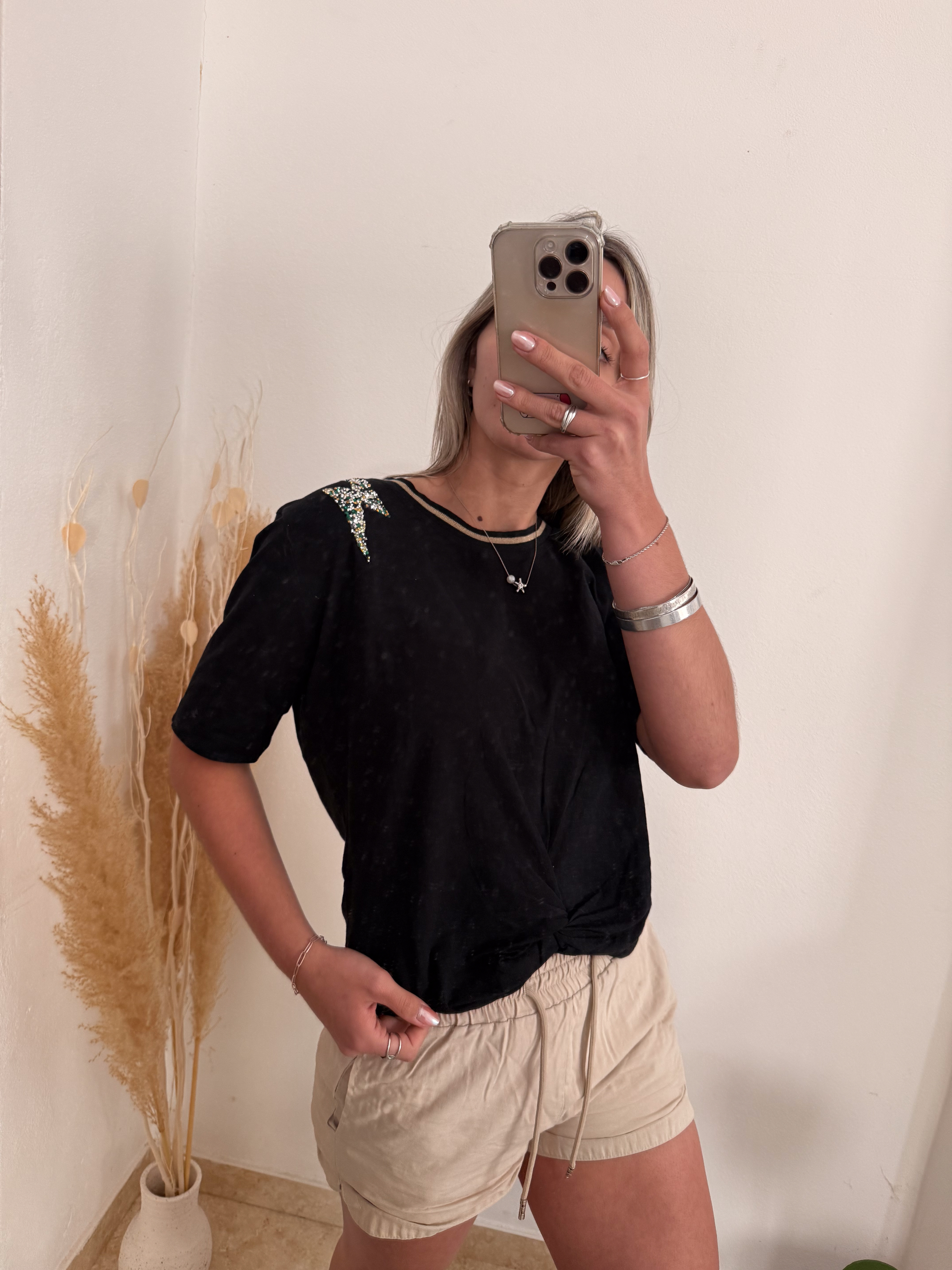 Remera negra nudo y rayito