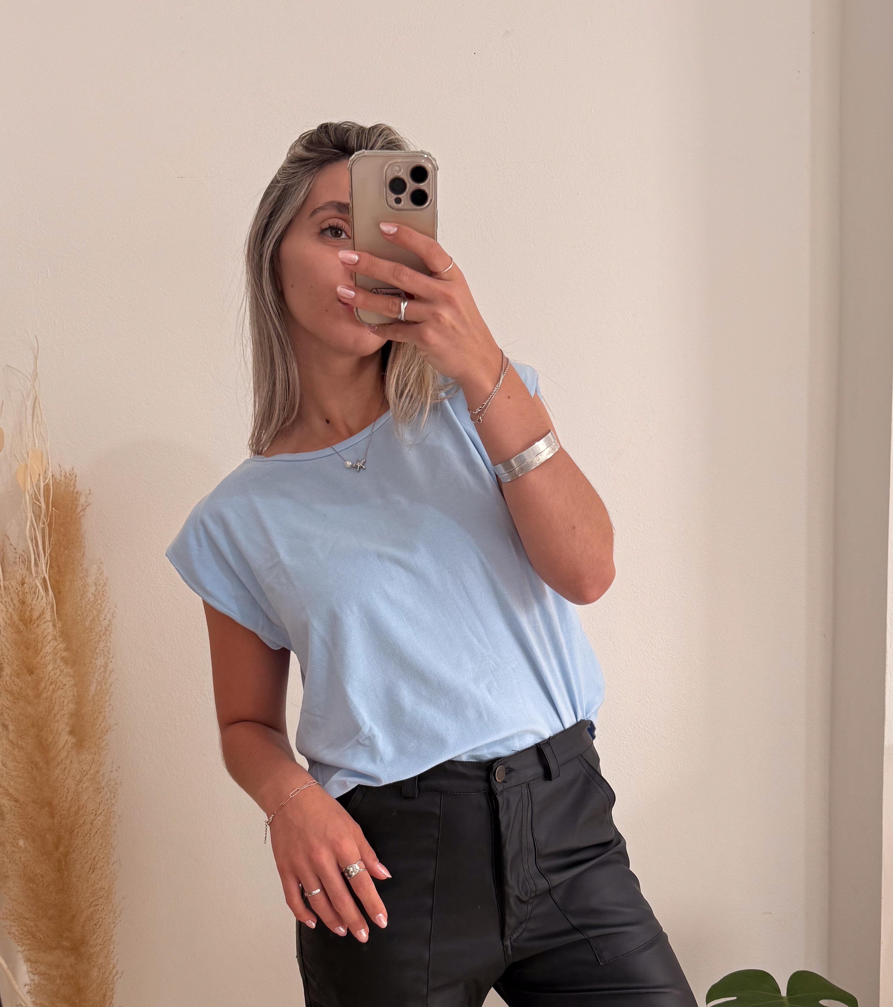 Remera celeste con hombreras