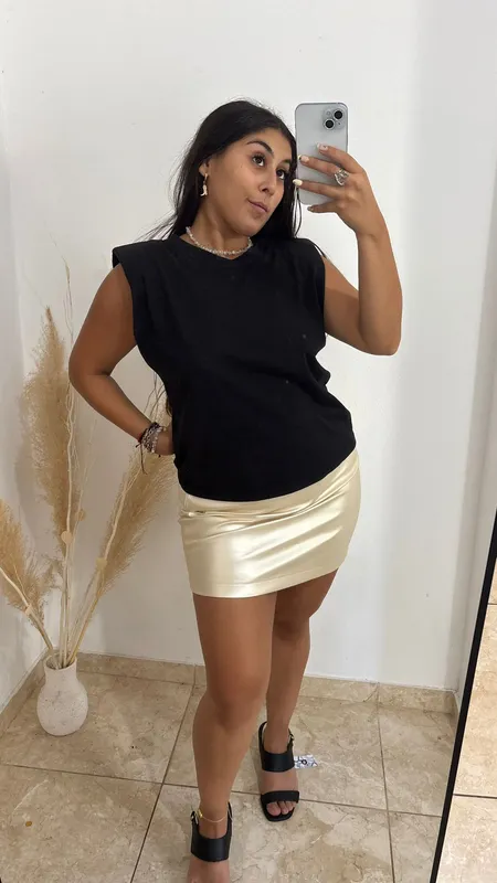 Remera negra hombreras