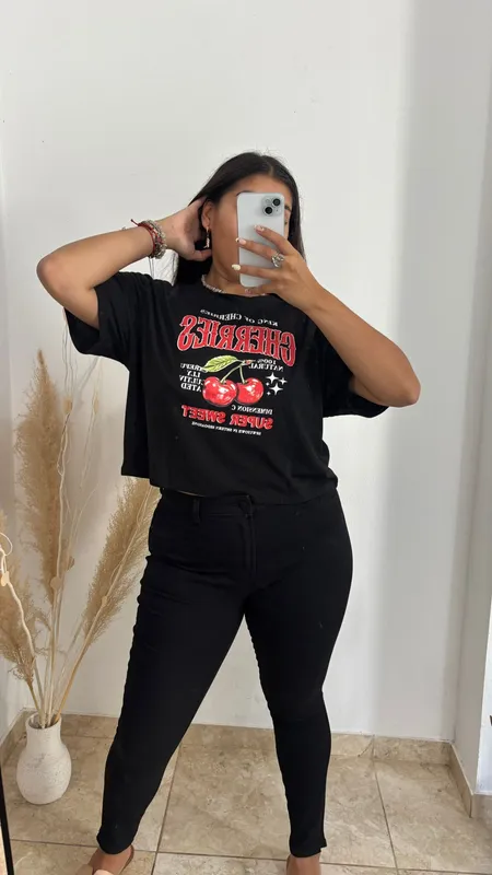 Remera negra cherries talle l