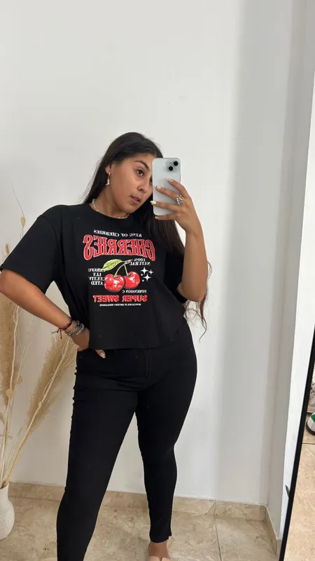 Remera negra cherries talle l
