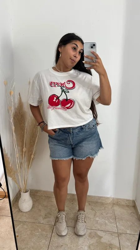 Remera cherry blanca talle l
