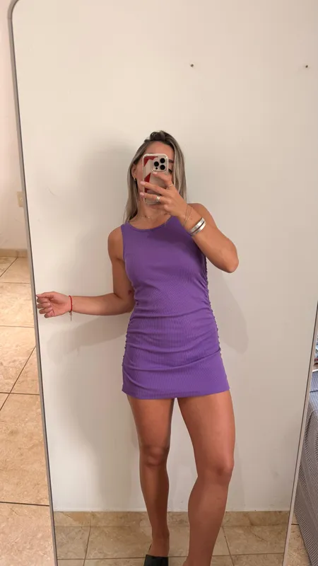 Vestido violeta con frunce al costado talle m