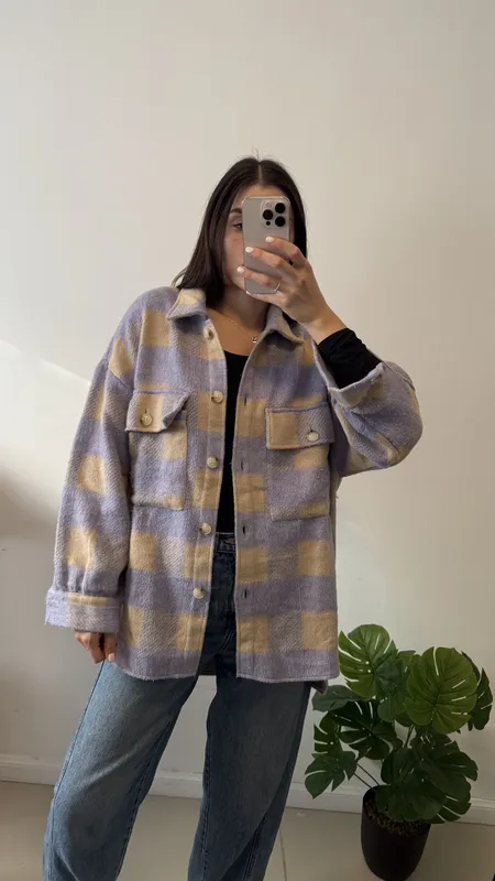 Sobrecamisa beige y lila talle l