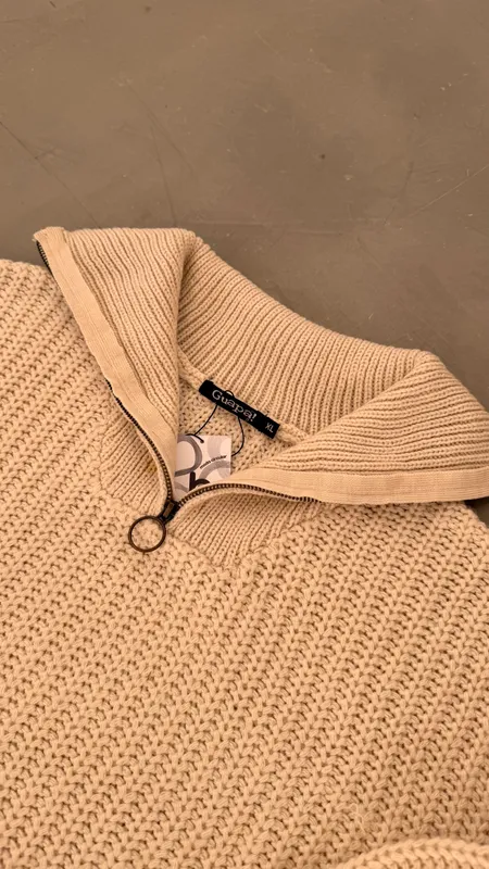 Buzo con cuello y cierre beige talle xl