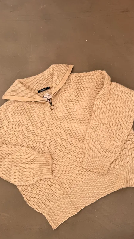 Buzo con cuello y cierre beige talle xl
