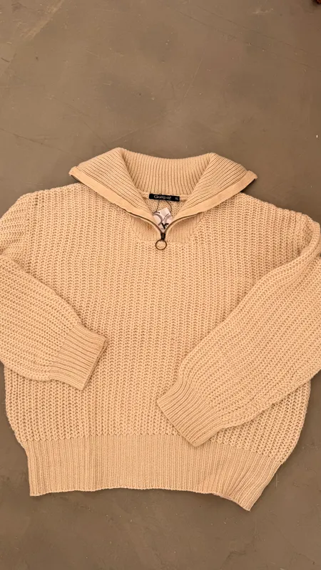 Buzo con cuello y cierre beige talle xl