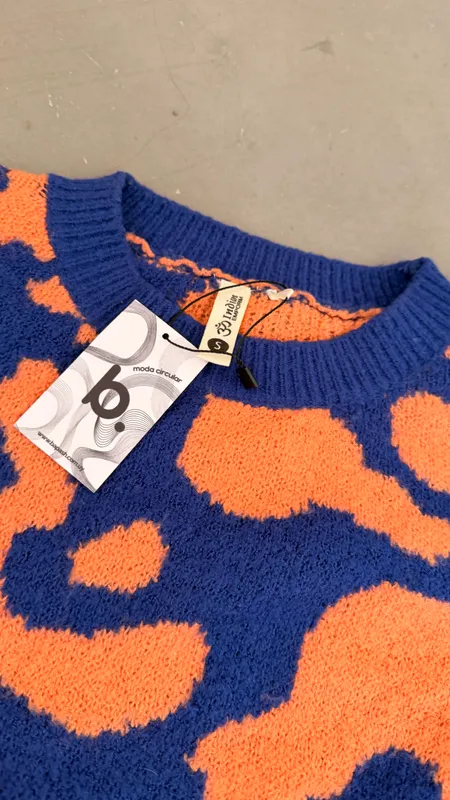Buzo indian naranja y azul talle s