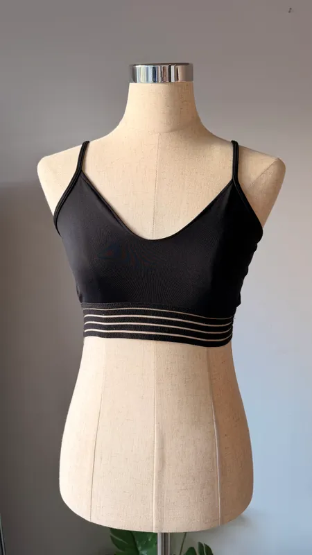 Top deportivo negro con franja