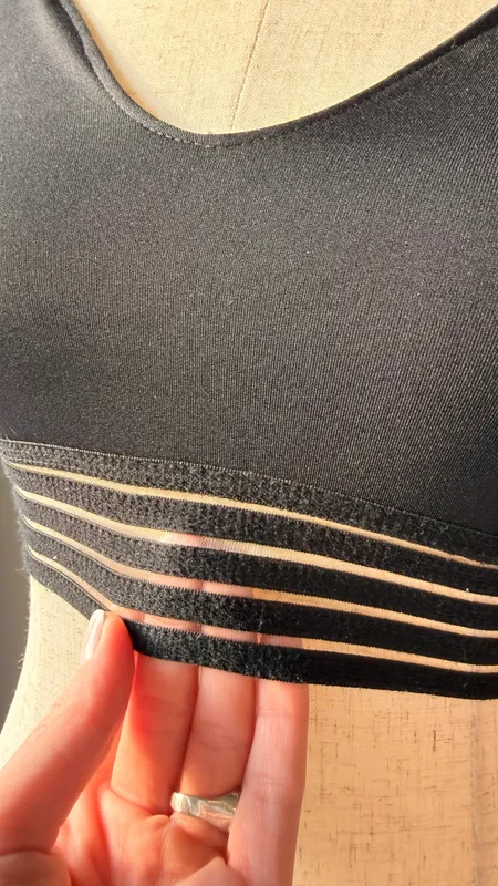 Top deportivo negro con franja