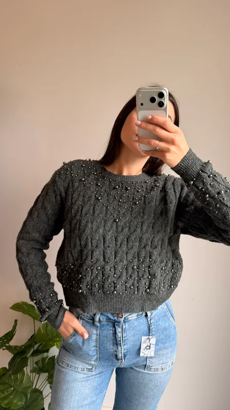 Buzo gris con perlas plateadas indian talle s