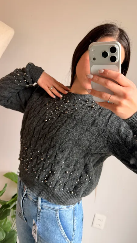 Buzo gris con perlas plateadas indian talle s