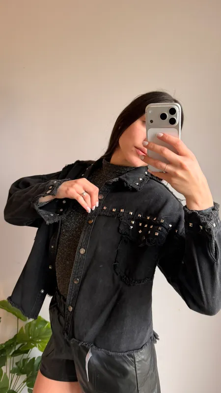 Sobrecamisa negra con tachas indina talle l