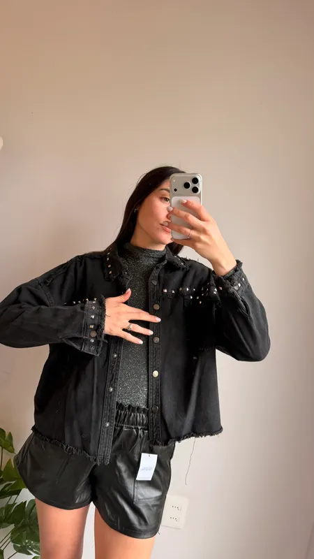 Sobrecamisa negra con tachas indina talle l