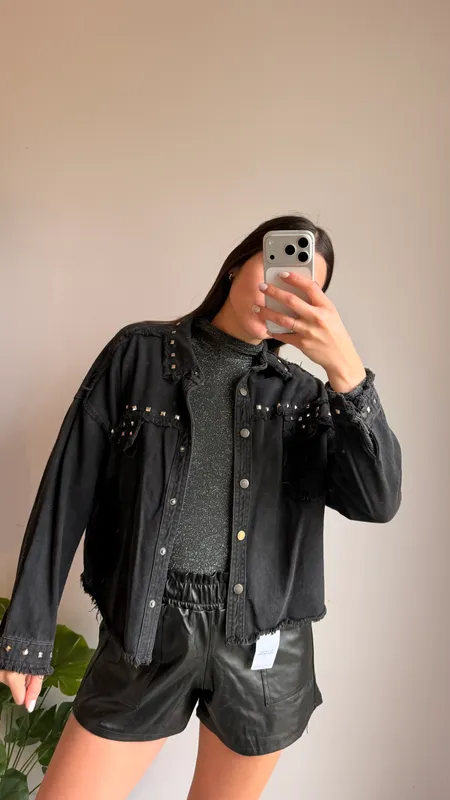 Sobrecamisa negra con tachas indina talle l