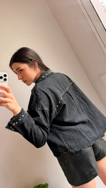 Sobrecamisa negra con tachas indina talle l