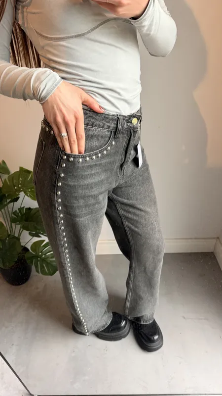 Jeans indian negro con tachas a los costados talle 38