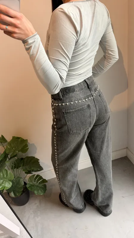Jeans indian negro con tachas a los costados talle 38