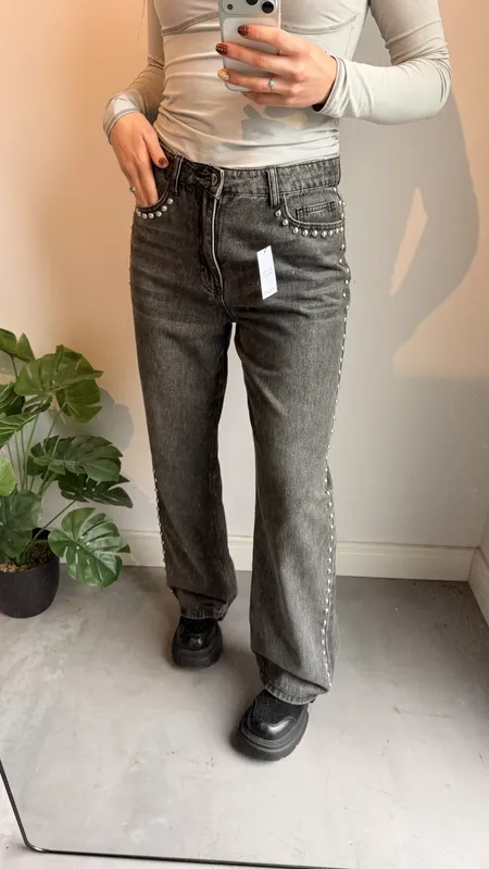Jeans indian negro con tachas a los costados talle 38