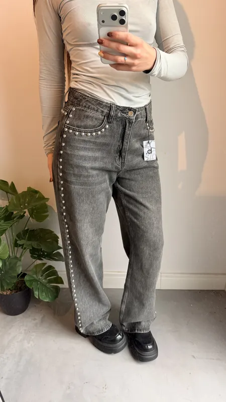 Jeans indian negro con tachas a los costados talle 38
