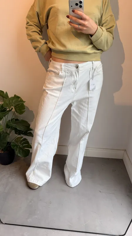 Jeans blanco con linea adelante ancho talle 44