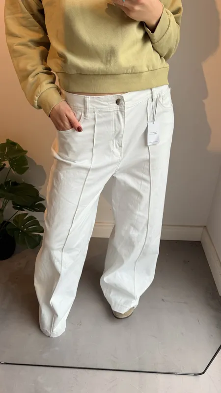 Jeans blanco con linea adelante ancho talle 44