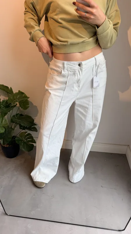 Jeans blanco con linea adelante ancho talle 44