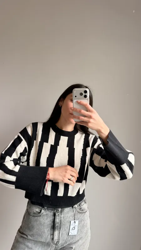 Buzo blanco y negro crop talle s