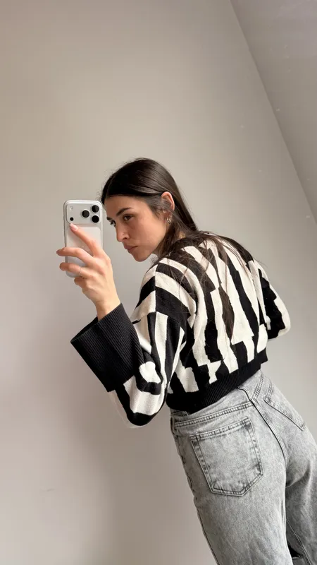 Buzo blanco y negro crop talle s