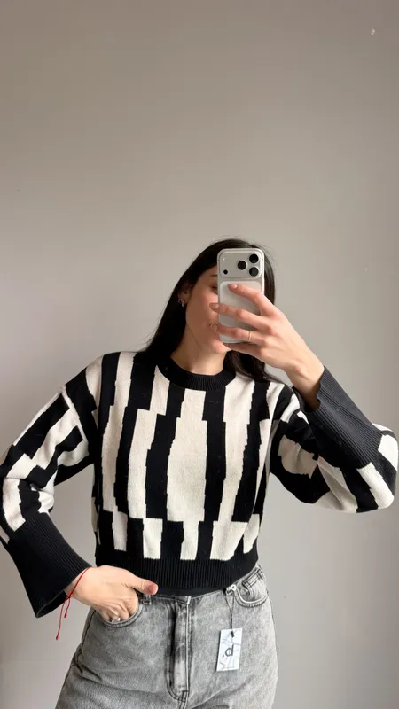 Buzo blanco y negro crop talle s