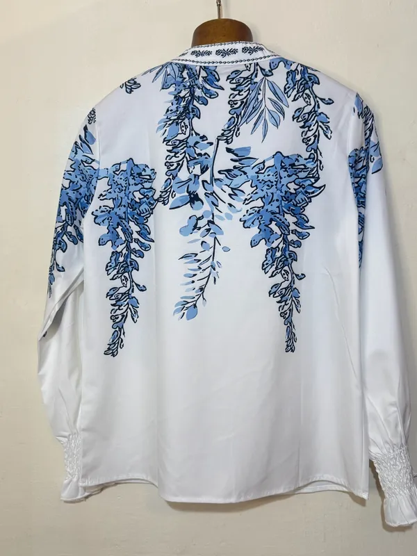 Blusa blanca estampada azul