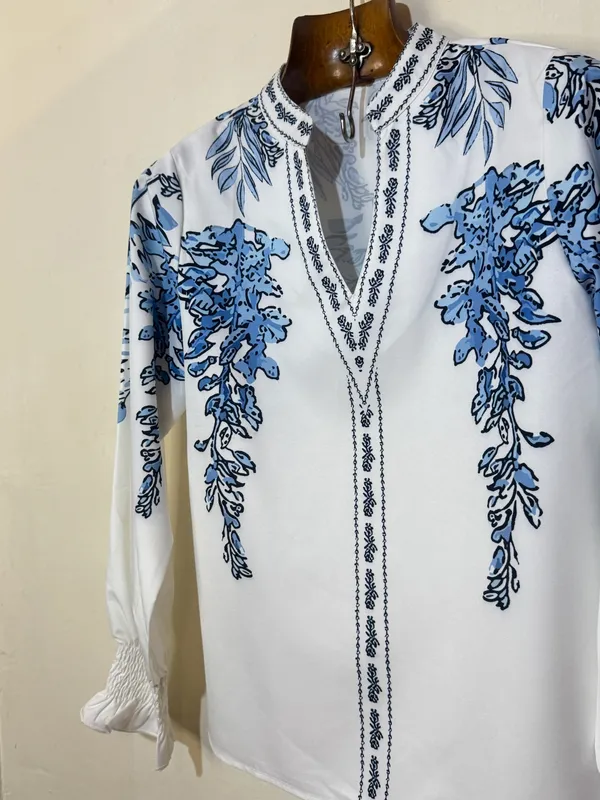 Blusa blanca estampada azul