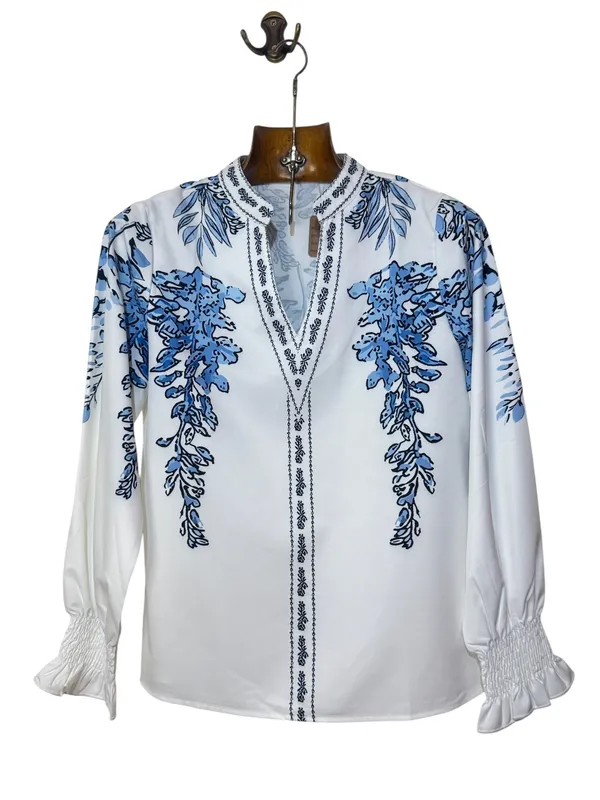 Blusa blanca estampada azul