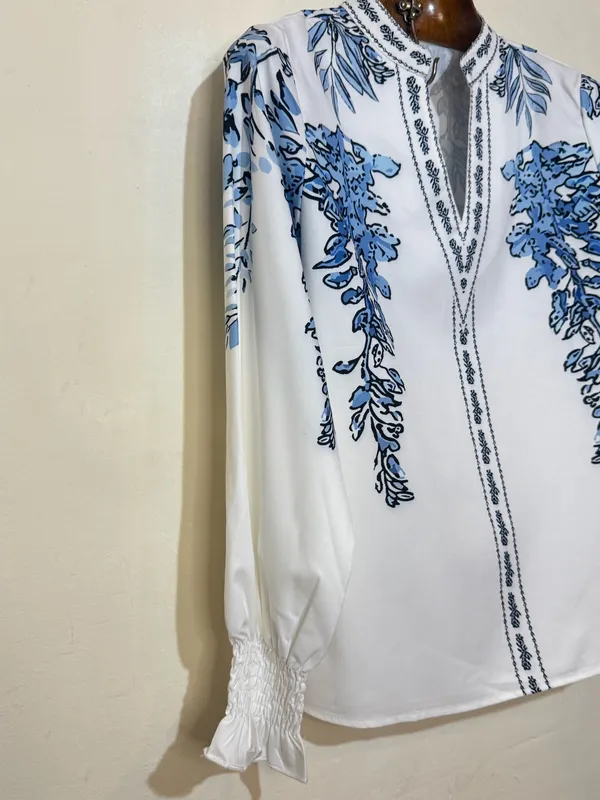 Blusa blanca estampada azul