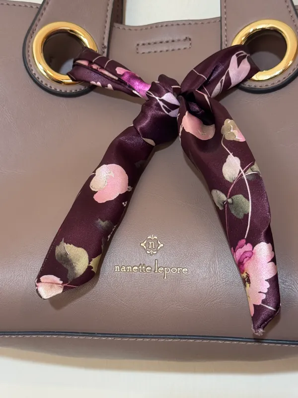 Cartera de mano lila/pañuelo