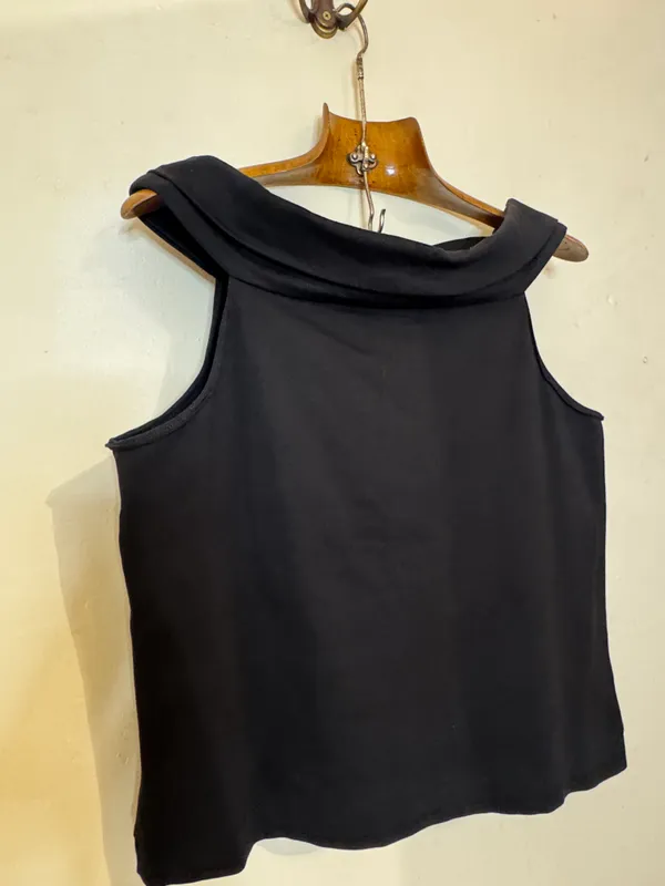 Remera hombro descubierto