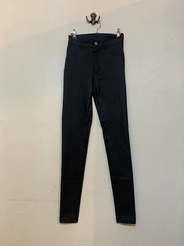 Pantalón eco cuero negro