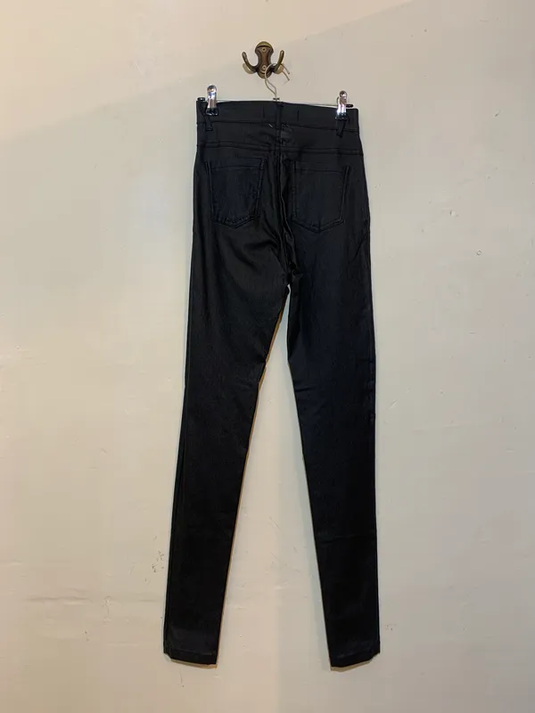 Pantalón eco cuero negro