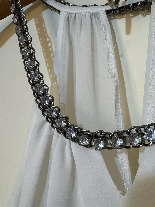 Blusita blanca cuello cadenita