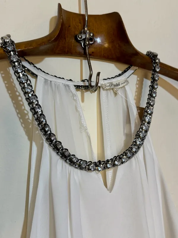 Blusita blanca cuello cadenita