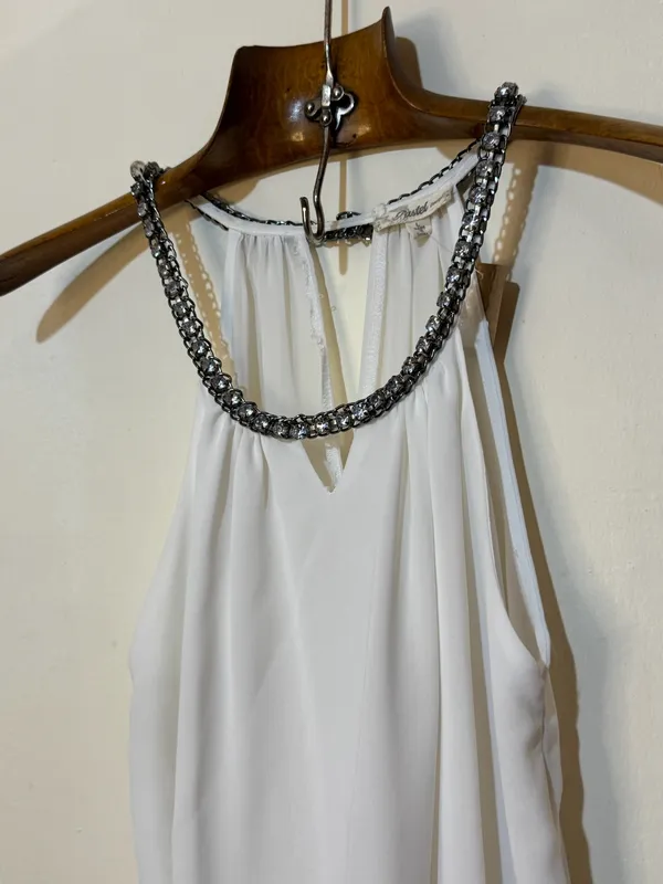 Blusita blanca cuello cadenita