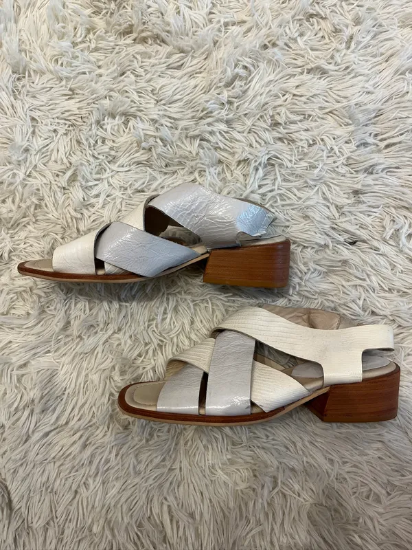 sandalias blancas de cuero