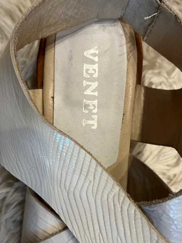 sandalias blancas de cuero